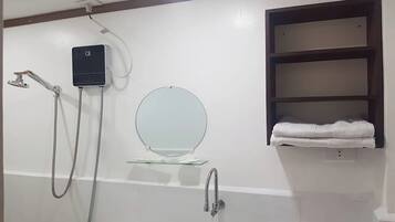 Quarto standard | Banheiro | Chuveiro, produtos de toalete grátis, toalhas de banho