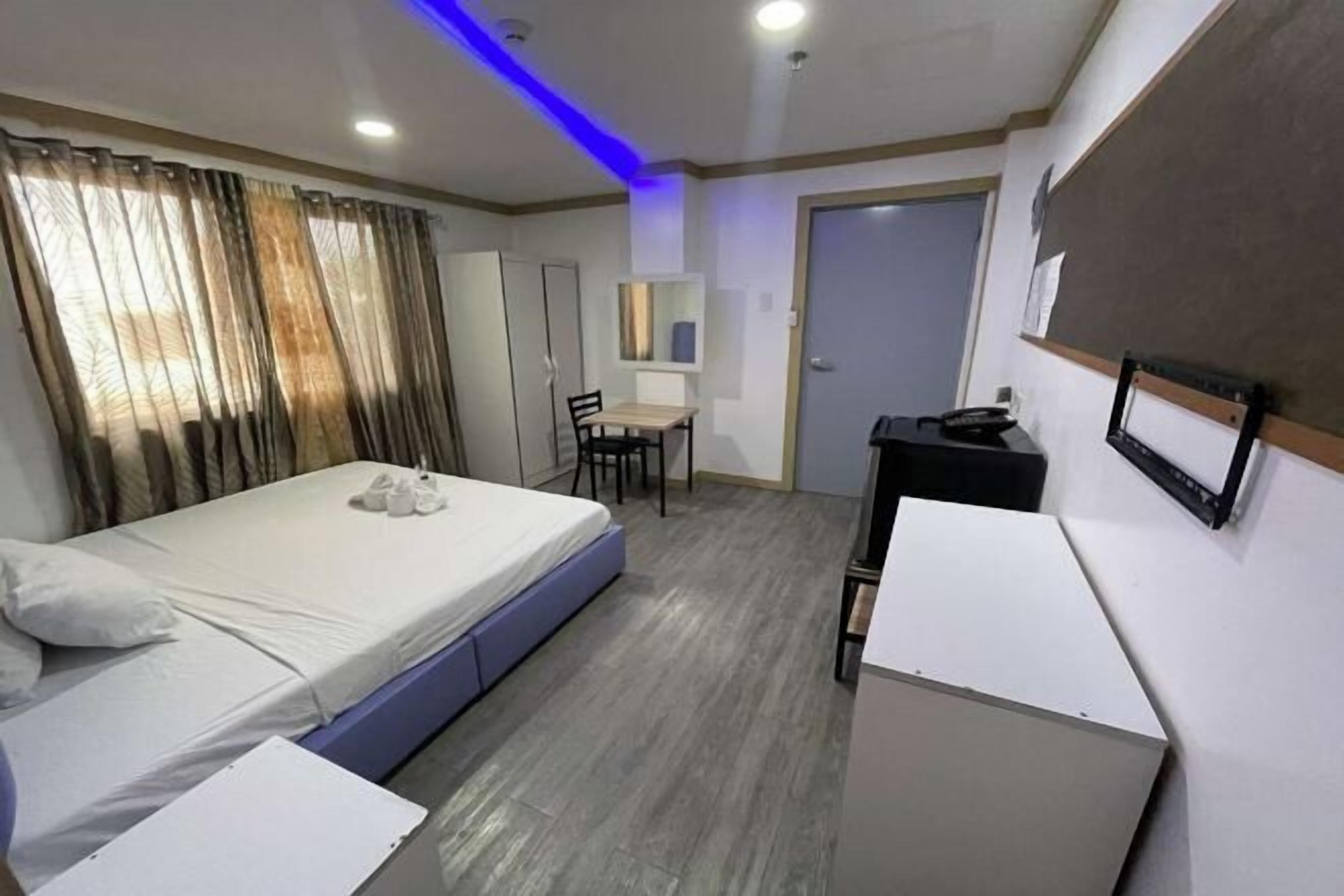 Minibar, caja de seguridad en la habitación y escritorio 