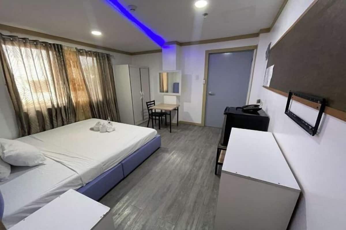 Minibar, két bảo mật tại phòng, bàn, bàn ủi/dụng cụ ủi quần áo 
