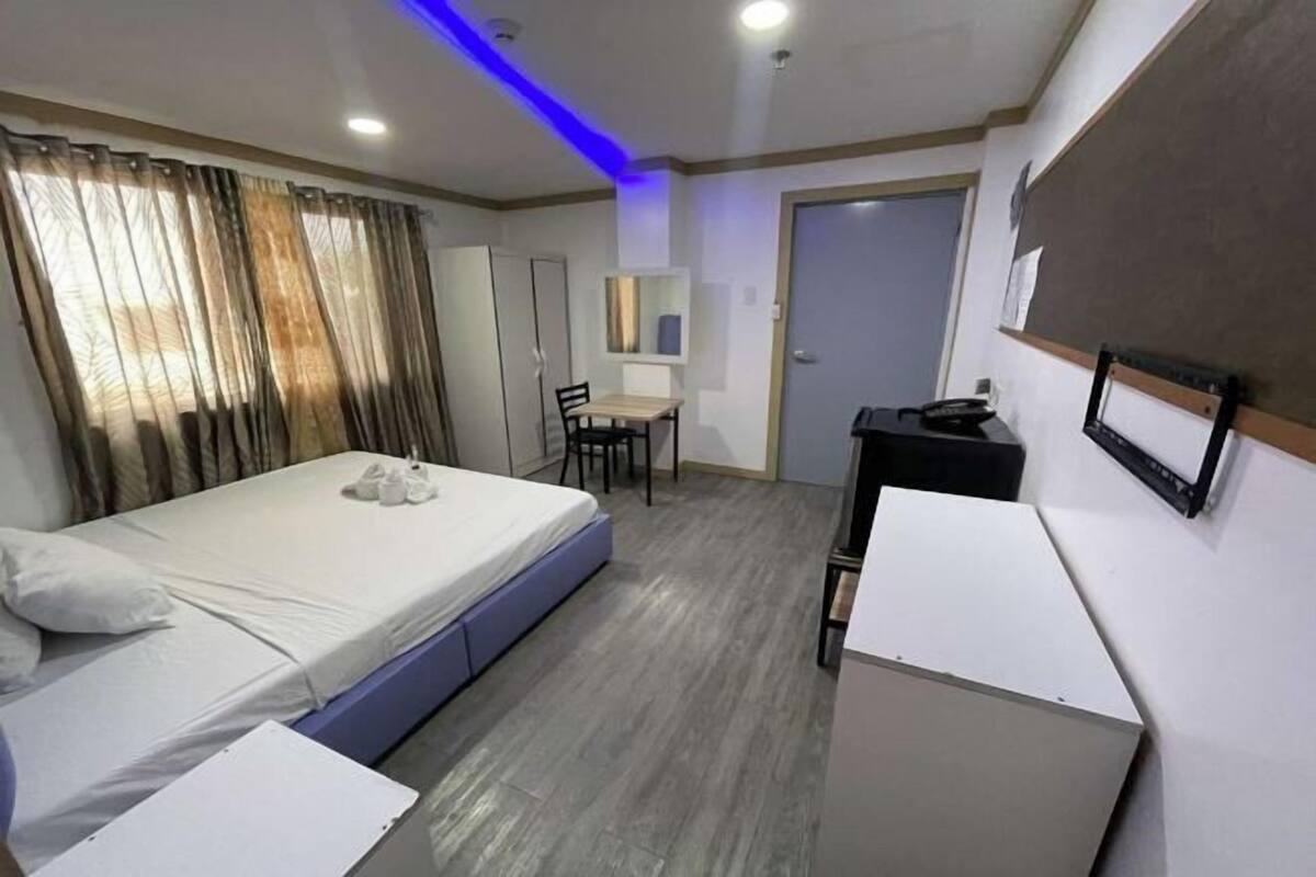 Minibar, in-room safe, desk, iron/ironing board