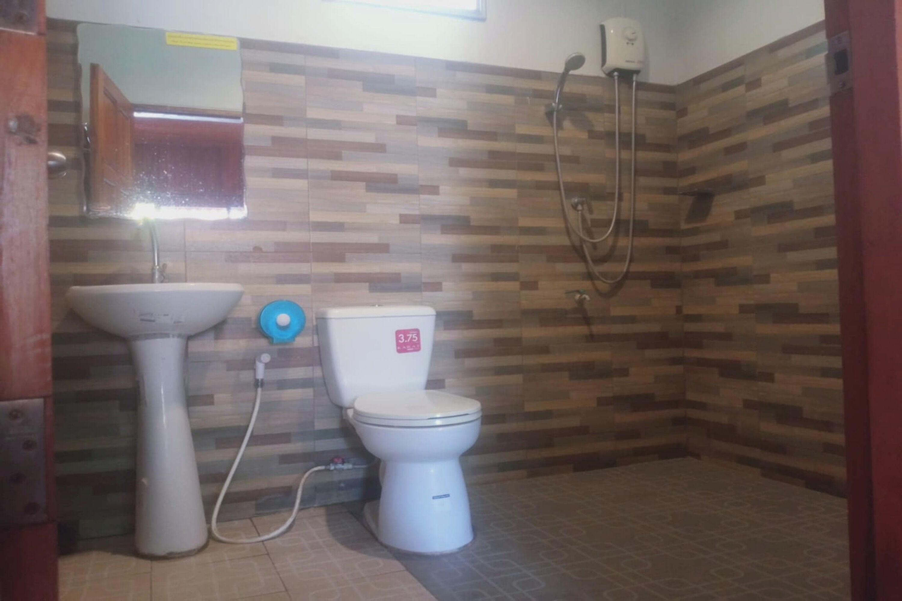 Un baño con inodoro, lavamanos y ducha.