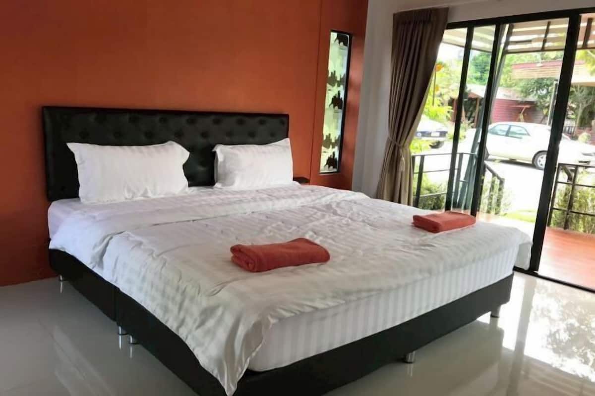 Desk, rollaway beds, free WiFi, bed sheets