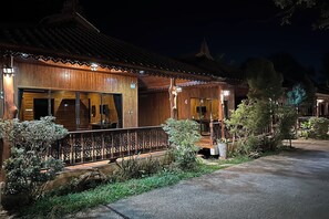 ด้านหน้าที่พัก