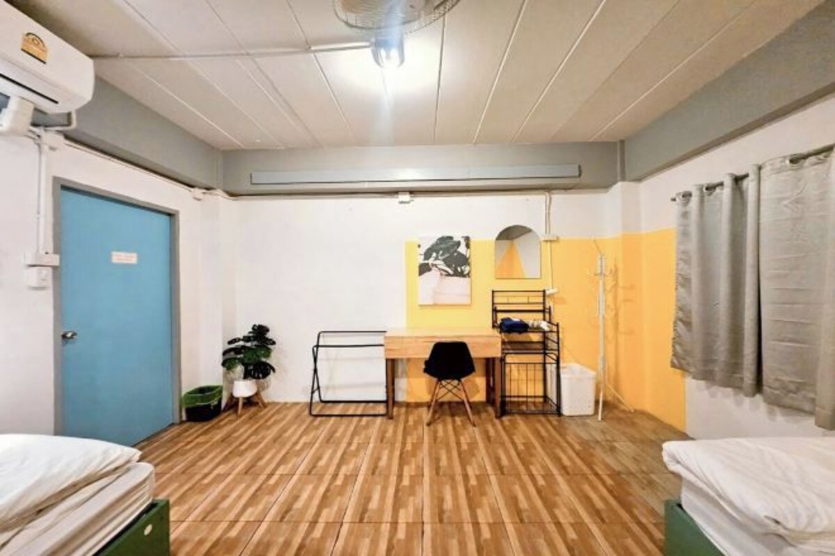 Standard Twin Room With Shared Bathroom
