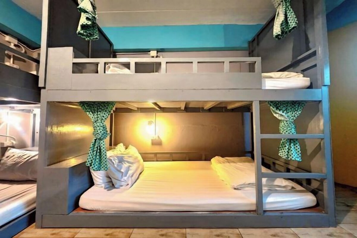 In-room safe, WiFi (free), bed sheets