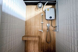 Shower, rainfall showerhead, hair dryer, towels - Me U Hostel (Chiang Mai)