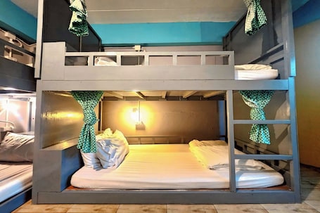 Standard Quadruple Room | In-room safe, free WiFi, bed sheets