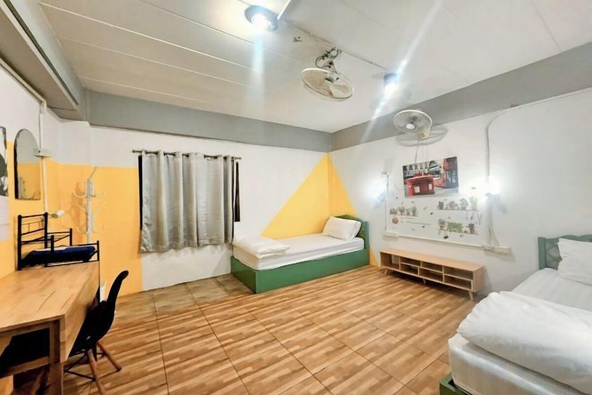 In-room safe, WiFi (free), bed sheets