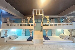 In-room safe, free WiFi, bed sheets - Me U Hostel (Chiang Mai)