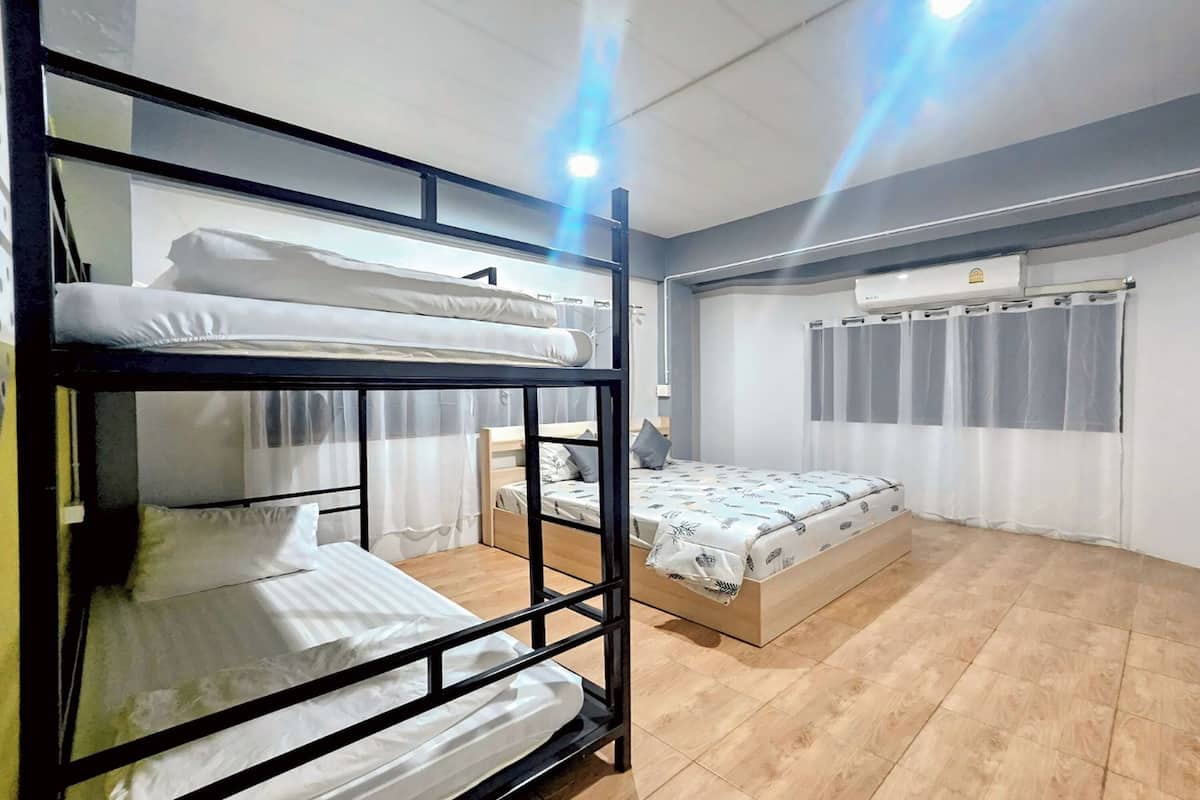 Deluxe Quadruple Room | In-room safe, free WiFi, bed sheets