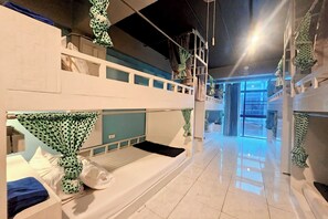 Dormitorio compartido estándar | Caja fuerte, wifi gratis, ropa de cama