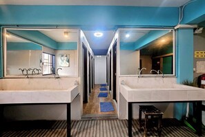 Shower, rainfall showerhead, hair dryer, towels - Me U Hostel (Chiang Mai)
