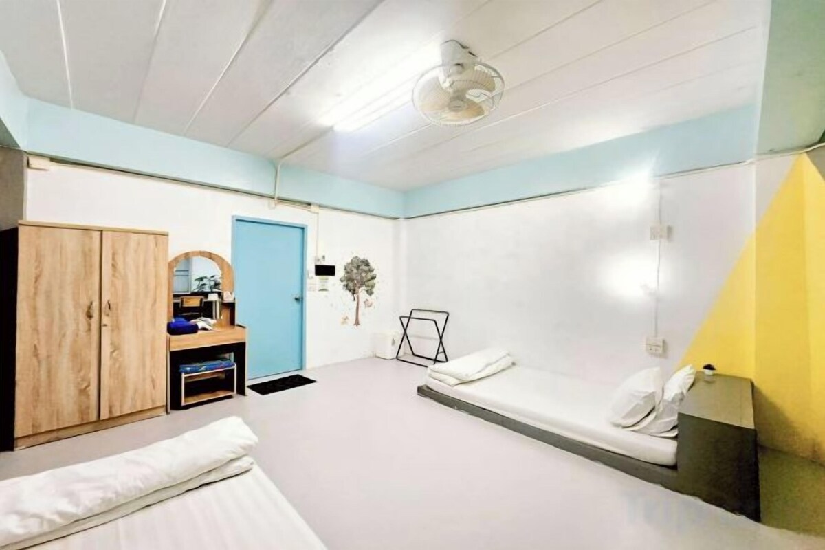In-room safe, WiFi (free), bed sheets