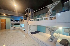 In-room safe, free WiFi, bed sheets - Me U Hostel (Chiang Mai)