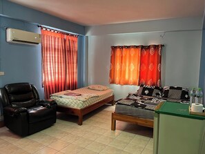 Double Room | Desk, bed sheets - Baan Picha 2 (Pattaya)