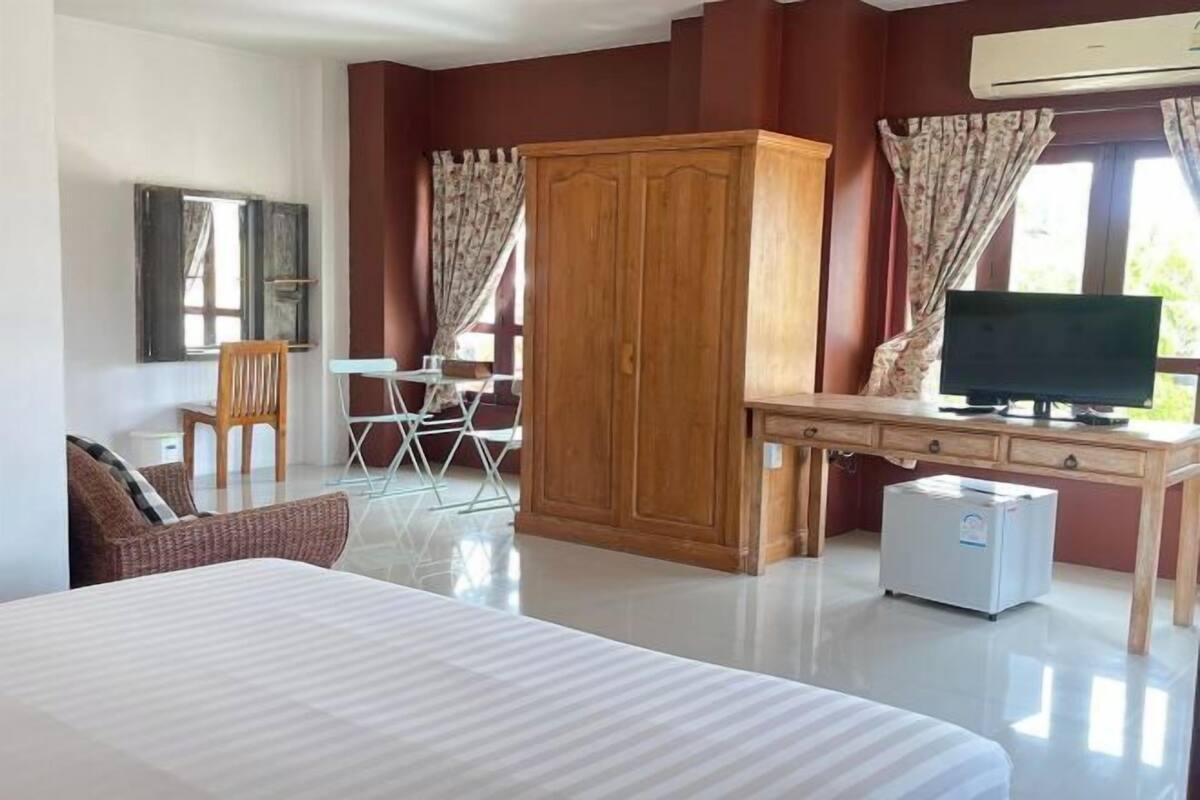 1 bedroom, desk, free WiFi, bed sheets