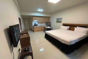 Deluxe Room | Desk, free WiFi, bed sheets - Aimor Condotel near SM City Clark (Angeles City)