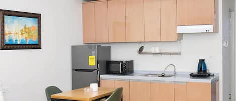Deluxe Room | Private kitchenette | Fridge, microwave