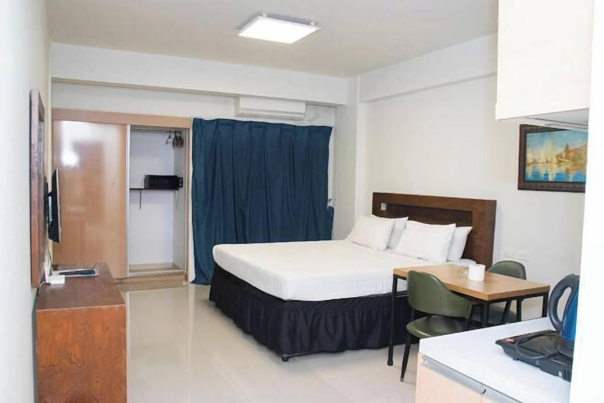 Escritorio, wifi gratis y ropa de cama 