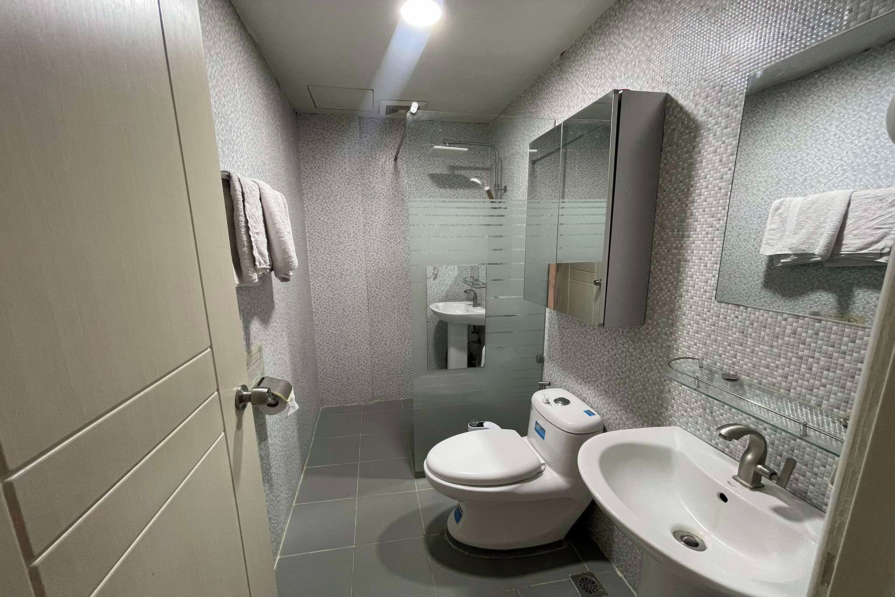 Deluxe-Zimmer | Badezimmer | Dusche, kostenlose Toilettenartikel, Haartrockner, Handtücher