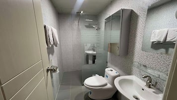 Deluxe-Zimmer | Badezimmer | Dusche, kostenlose Toilettenartikel, Haartrockner, Handtücher