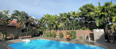 Una piscina al aire libre