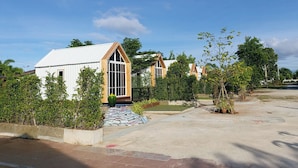 Een modern huis met een witte gevel en een groot raam.