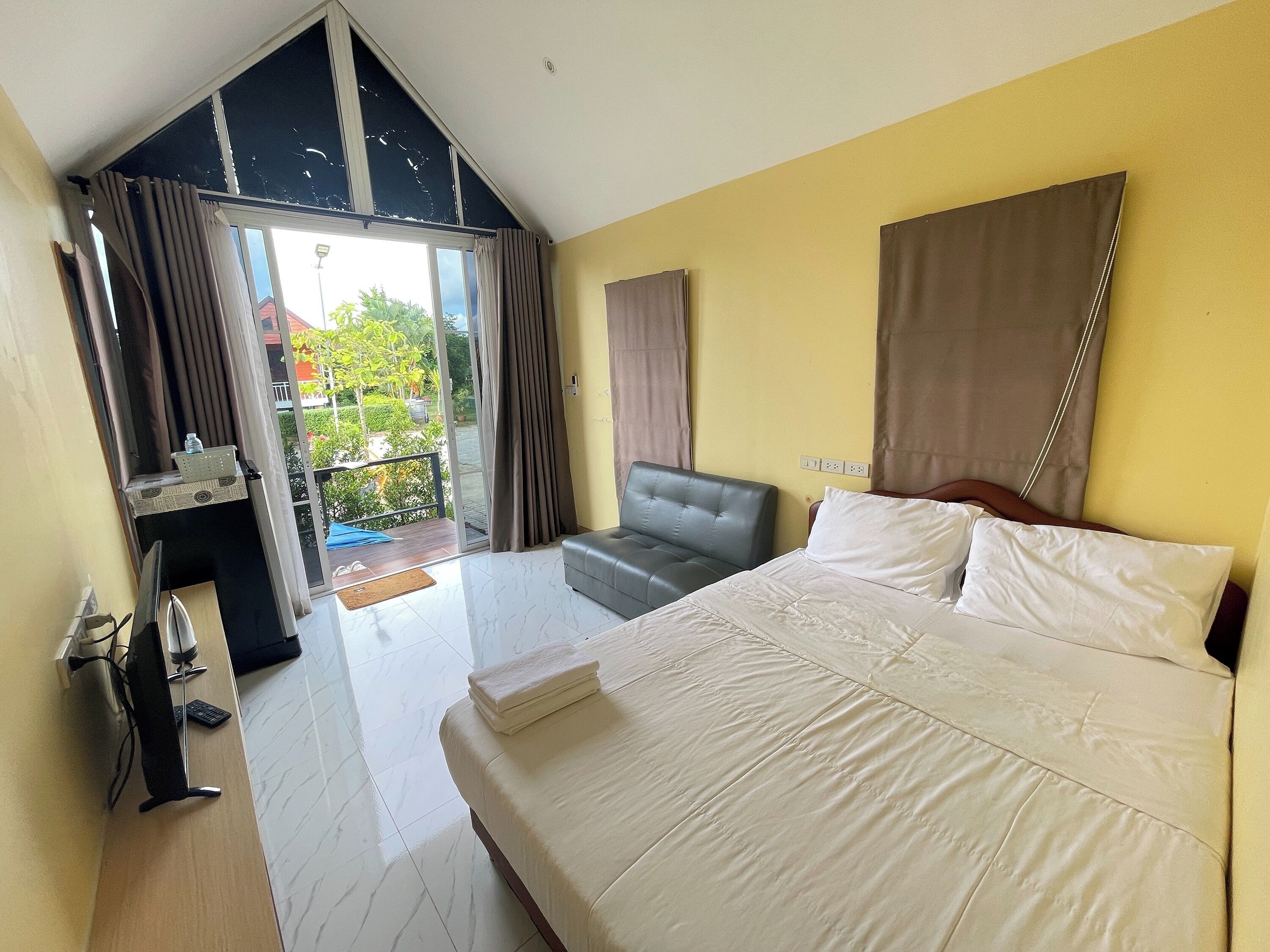 Deluxe Double Room | Free WiFi, bed sheets