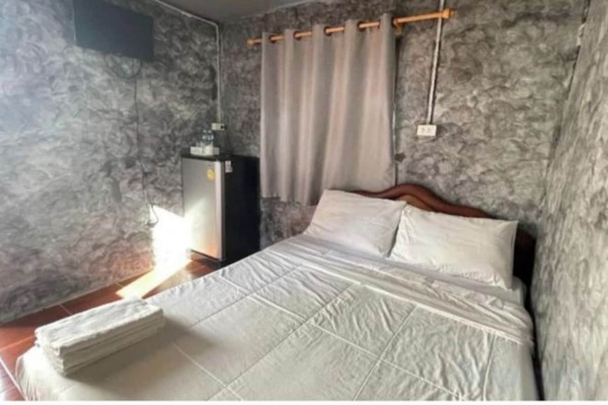 WiFi (free), bed sheets