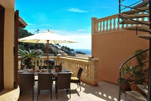 Outdoor dining - Villa in Canyamel with Bay Views and Pool (Canyamel)