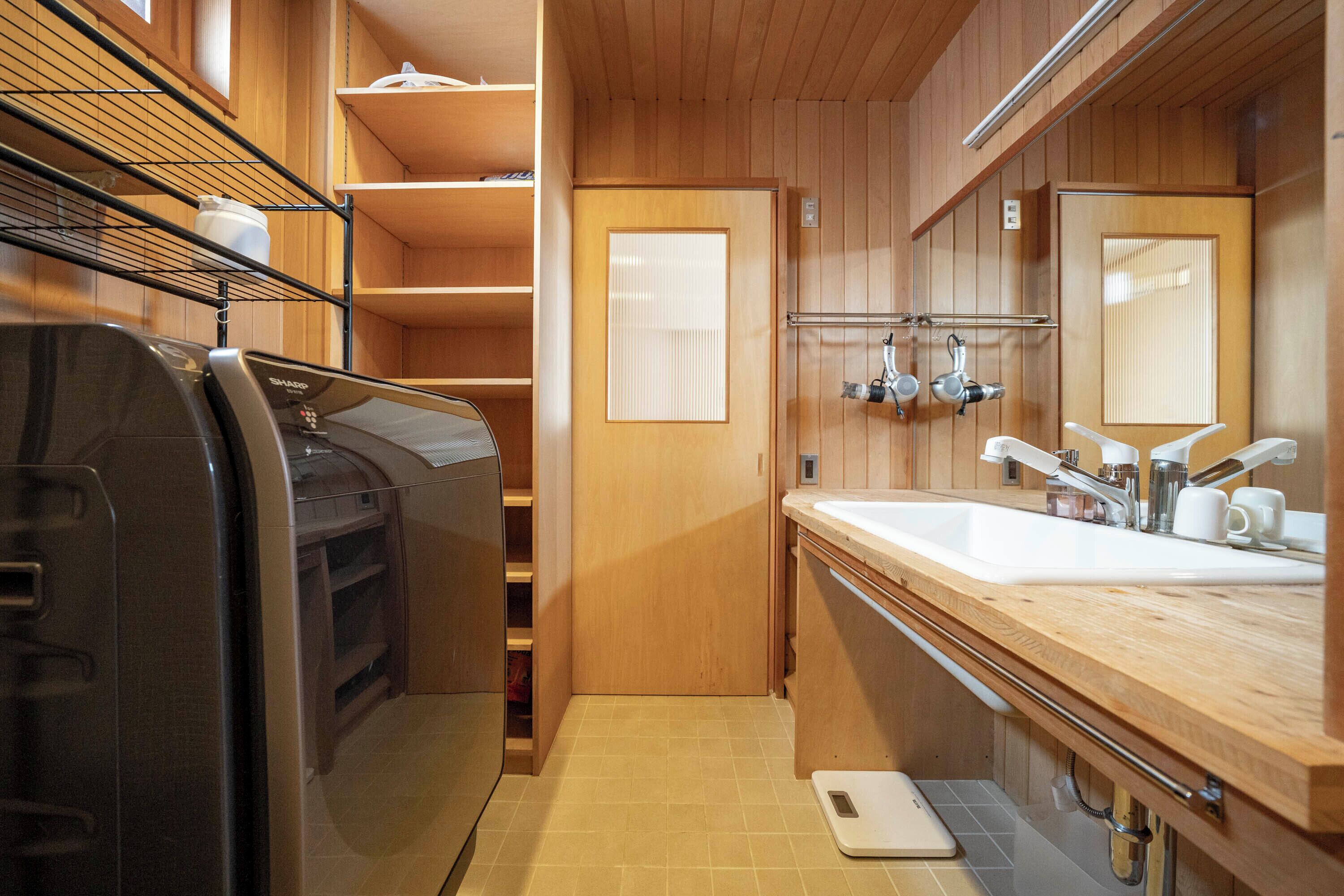 Combined shower/tub, free toiletries, hair dryer, slippers