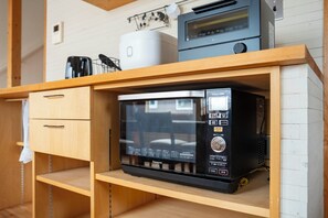 Full-size fridge, microwave, stovetop, dishwasher