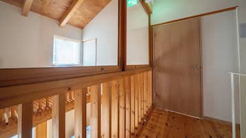 Großer Kühlschrank, Mikrowelle, Herdplatte, Geschirrspüler