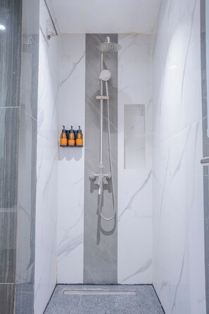 Dusche, Regendusche, kostenlose Toilettenartikel, Hausschuhe