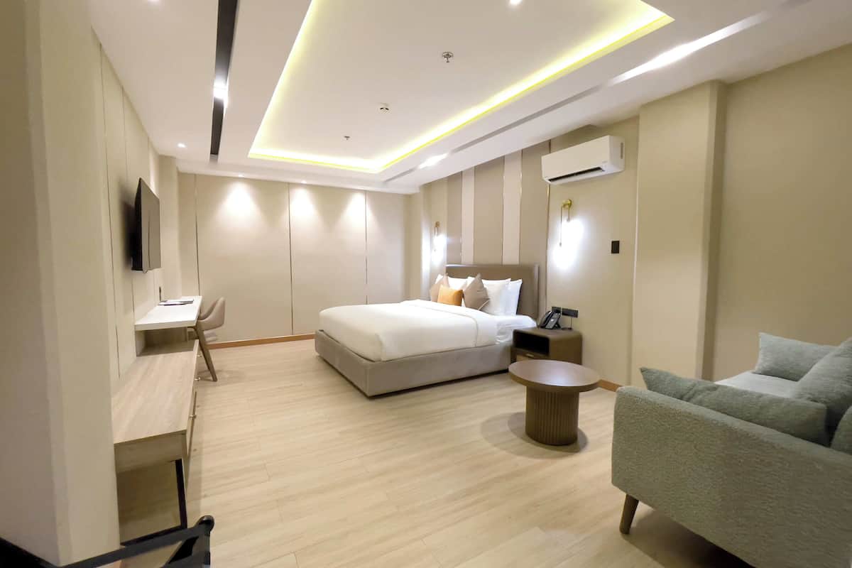 Premier King Suite | 1 bedroom, desk, soundproofing, free WiFi