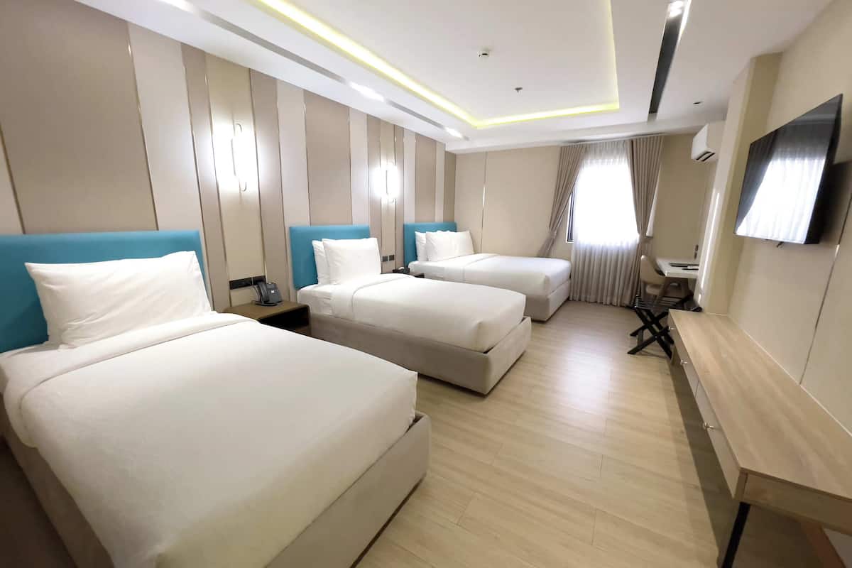 Premiere Queen Suite | 1 bedroom, desk, soundproofing, free WiFi