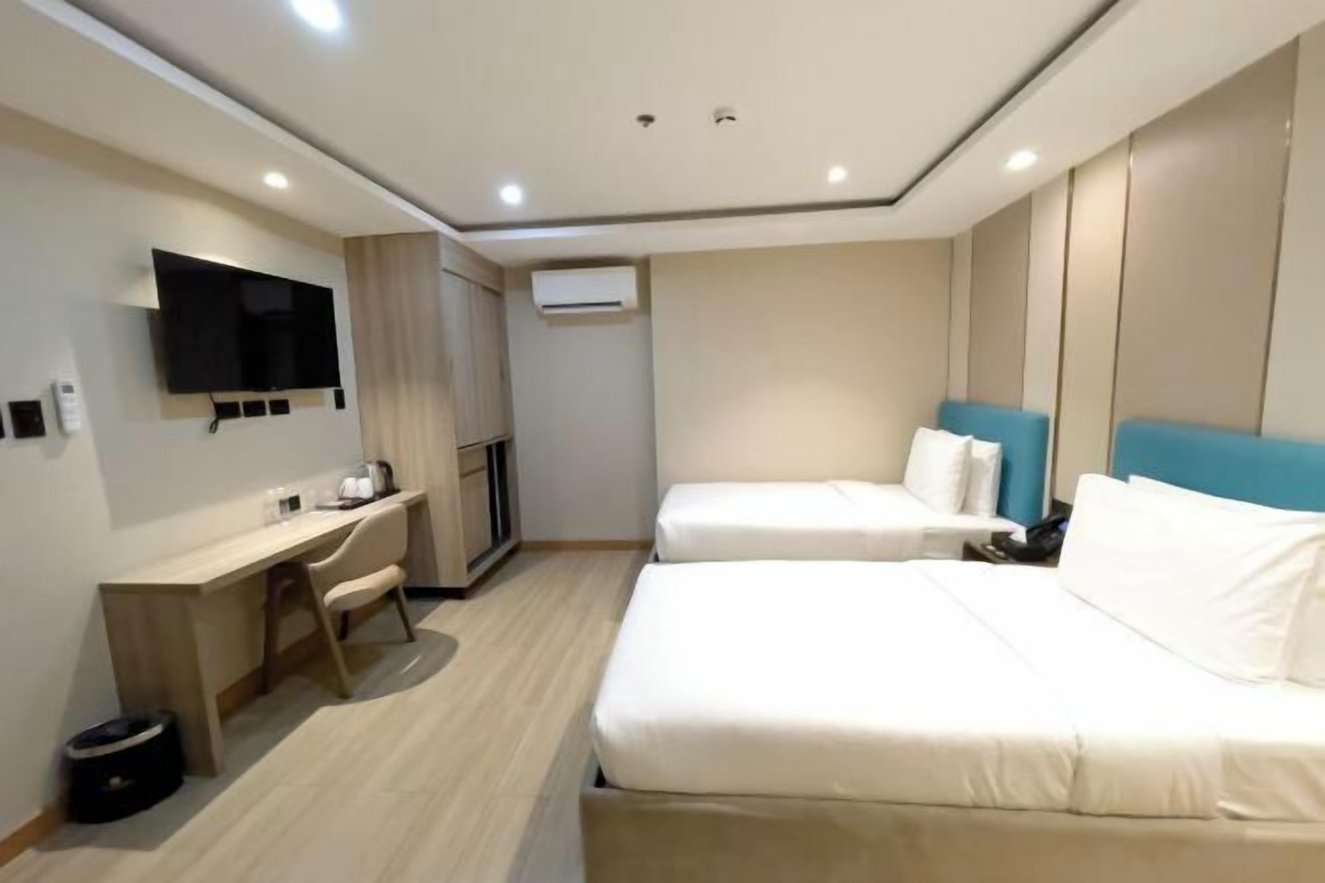 Desk, soundproofing, free WiFi, bed sheets
