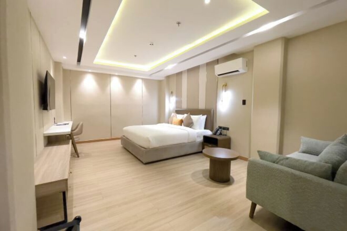 Desk, soundproofing, free WiFi, bed sheets