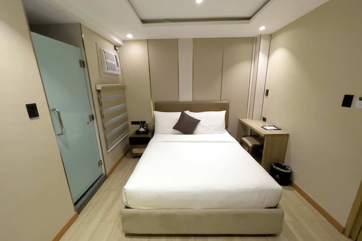 Deluxe Queen Room | 1 bedroom, desk, soundproofing, free WiFi