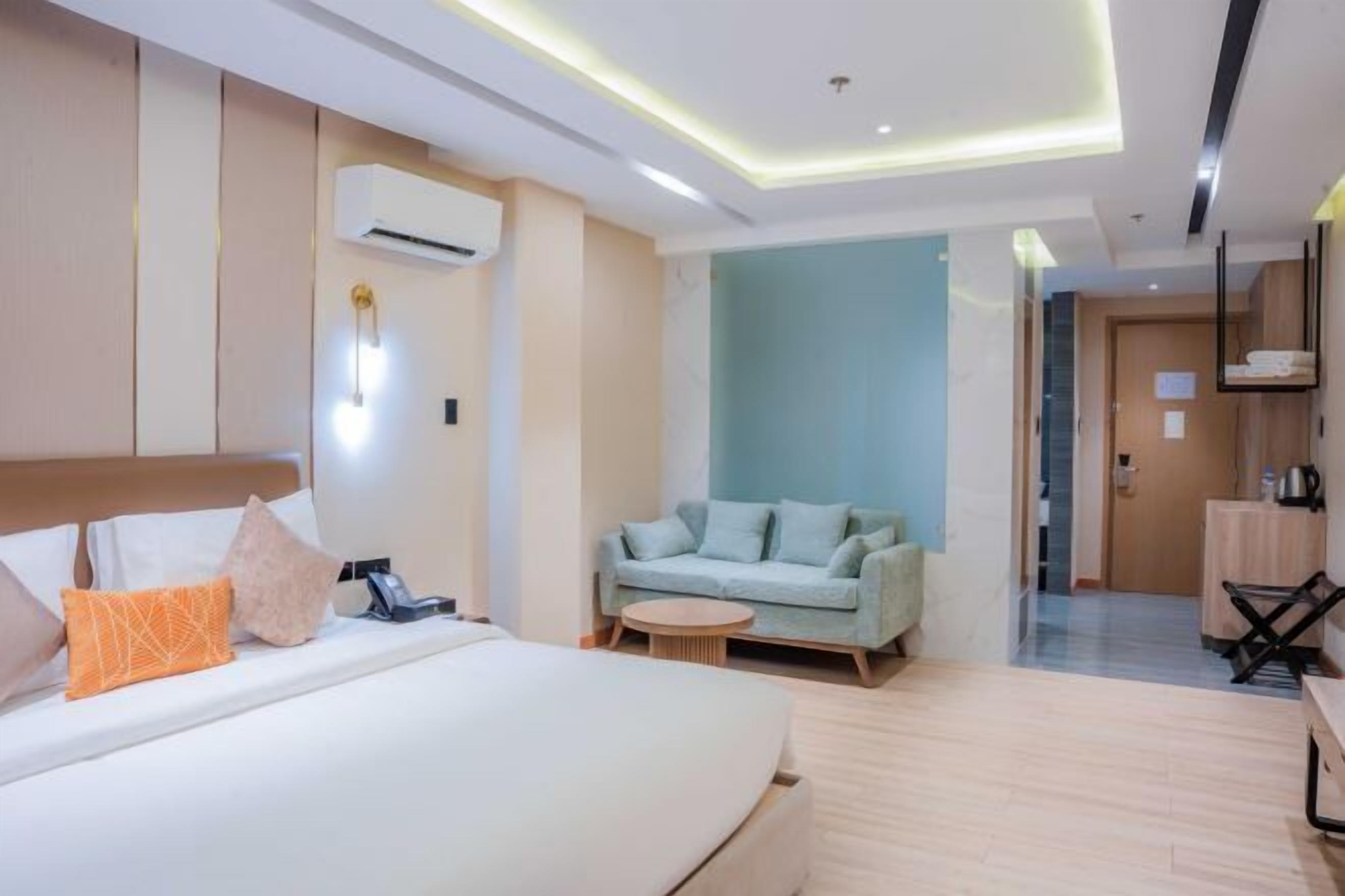 Desk, soundproofing, free WiFi, bed sheets