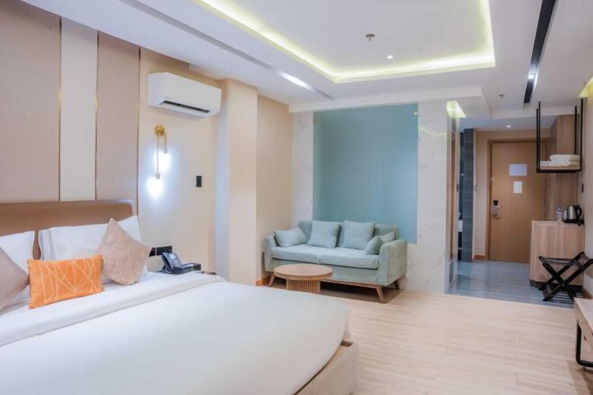 Desk, soundproofing, free WiFi, bed sheets