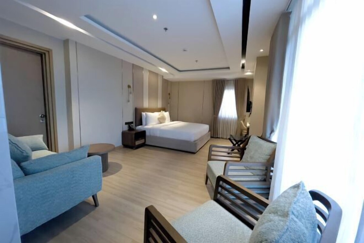 Desk, soundproofing, free WiFi, bed sheets