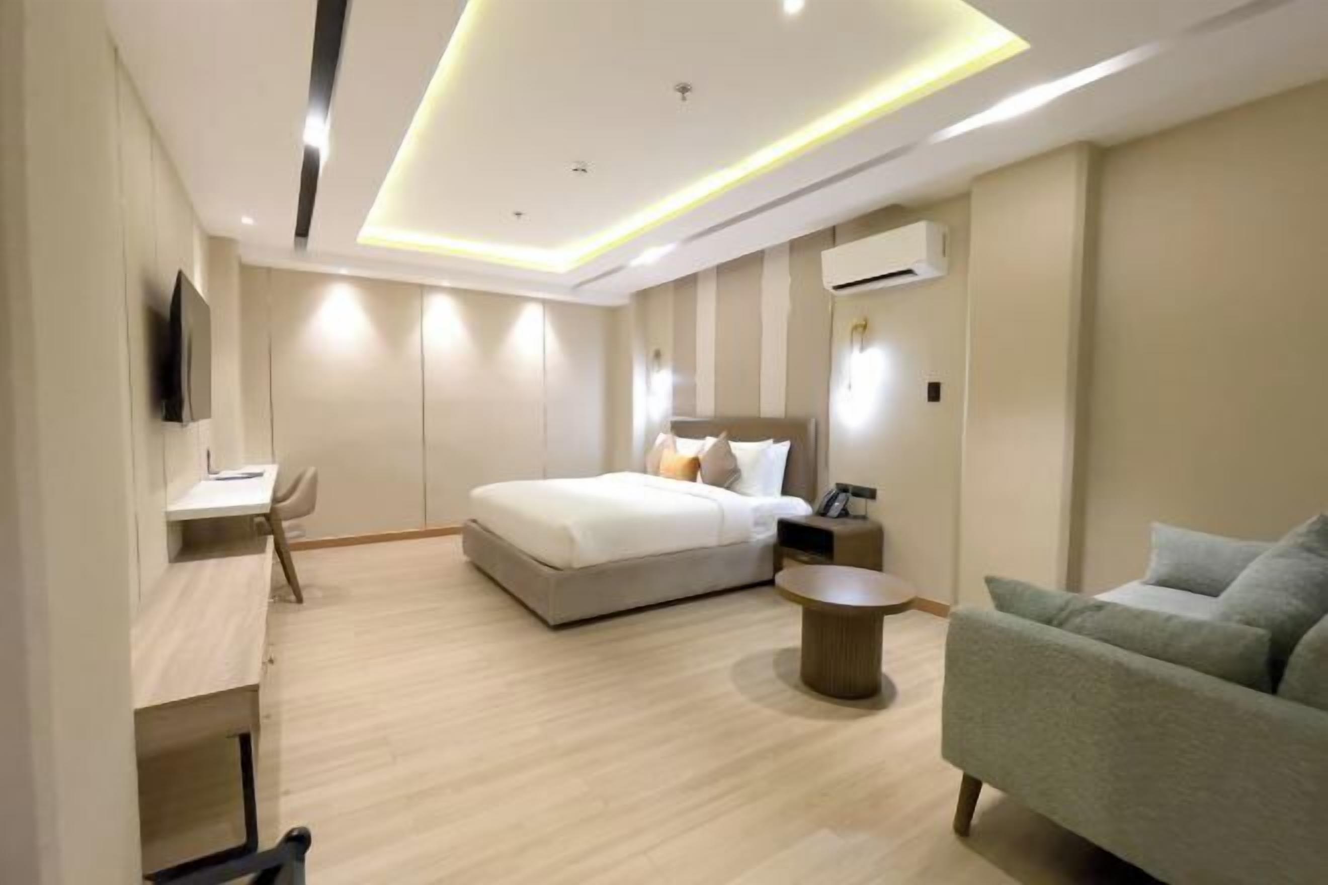 Desk, soundproofing, free WiFi, bed sheets