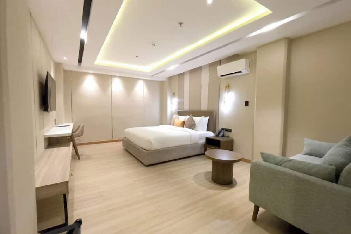 Desk, soundproofing, free WiFi, bed sheets