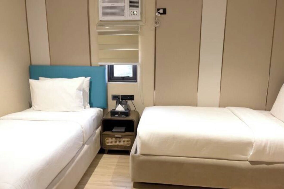 Desk, soundproofing, free WiFi, bed sheets