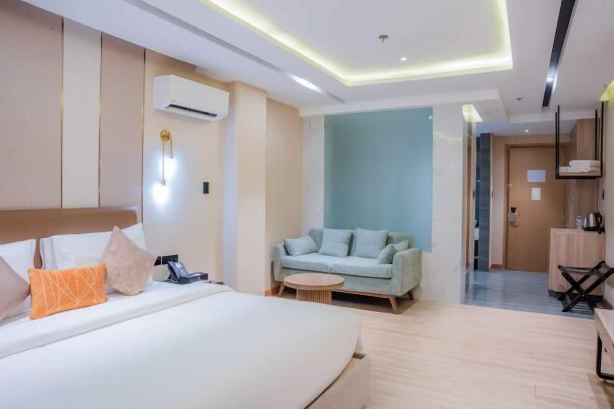 Desk, soundproofing, free WiFi, bed sheets