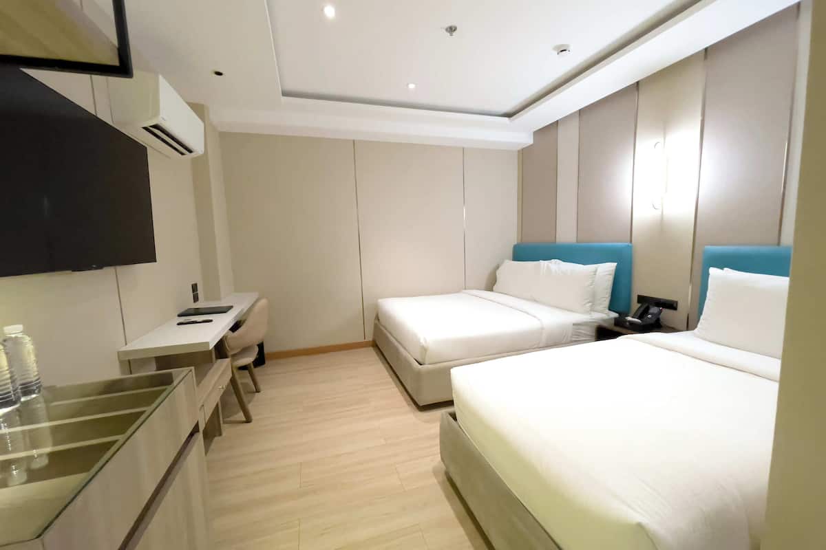 Junior Suite | 1 bedroom, desk, soundproofing, free WiFi