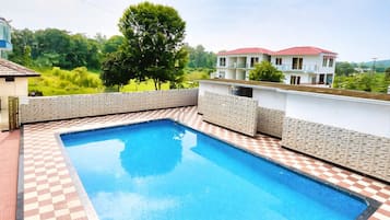 من حمّامات السباحة المغطاة