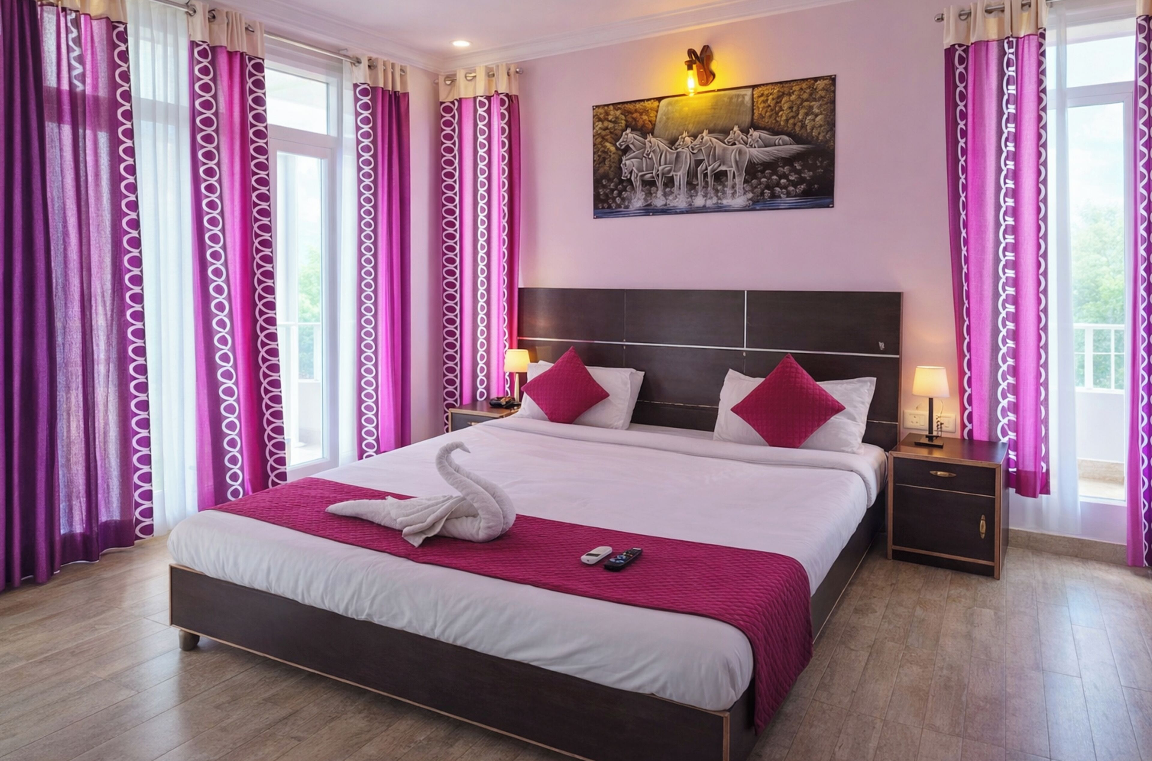 مكتب ومساحة عمل للكمبيوتر المحمول وتجهيزات عازلة للصوت وملاءات أسرّة