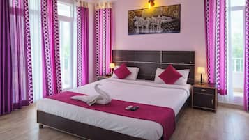 مكتب ومساحة عمل للكمبيوتر المحمول وتجهيزات عازلة للصوت وملاءات أسرّة